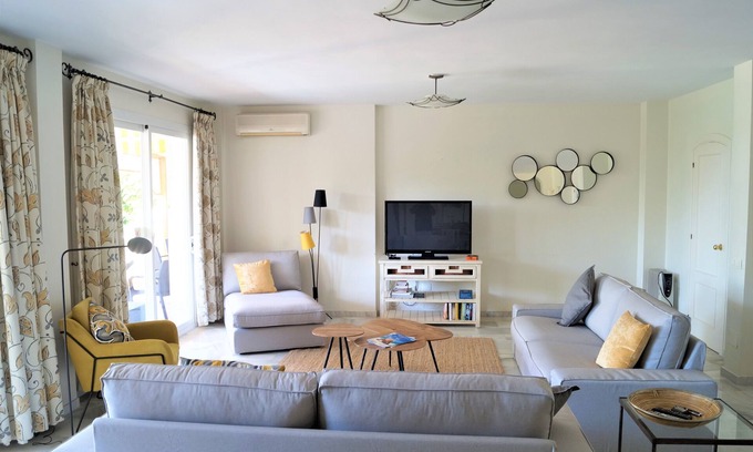Elviria Villa | Large Villa, garden with swimming pool, jacuzzi, 5 bedrooms, up to 10 people