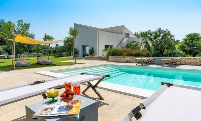 Avola Villa | Large villa with pool near Syracuse for vacation rental