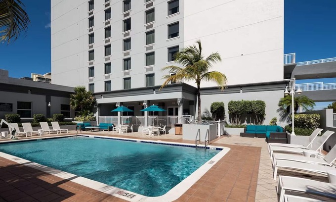 Downtown Fort Lauderdale Hotel | Las Olas Getaway w/Free Breakfast + Outdoor Pool | Close to Las Olas Blvd