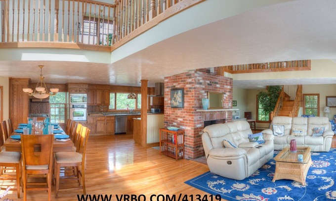 Ellisville House | Last minute 10/4-5 discounted! 7 person hot tub! 4 Suites plus! Sleep 16