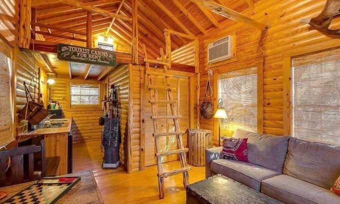 Bandera Cabin | Last Outpost-Cedar Loft