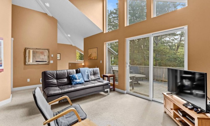 Manzanita House | Latitude 45 - 2BR 2BA secluded in trees near beach