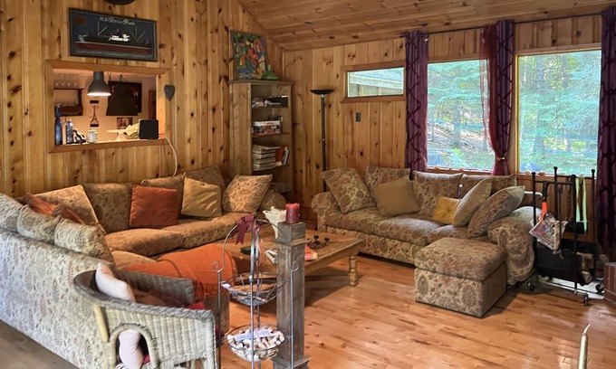 Les Pays-d'en-Haut Regional County Municipality Cottage | Laurentian getaway
