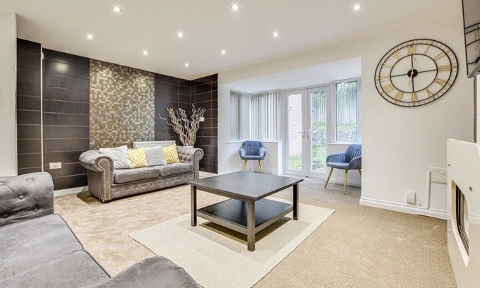 Bolton Apartment | Lavish Bolton Abode - Sleeps 6