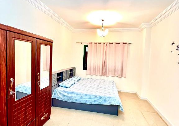 Al Mankhool Apartment | Lavish Sharing Family Room !! Furnished !!Free Bill