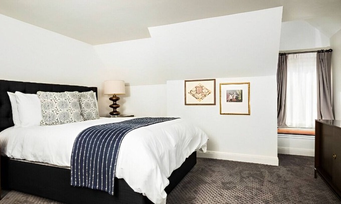 The Drag House | Lavishly Appointed Place with Best Amenities!