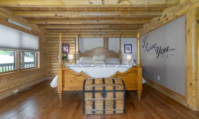 Roanoke Bed & Breakfast | Lavista Suite King Ensuite Mountain view