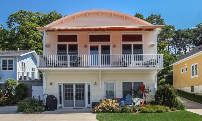 Saugatuck Villa | Lay By The Bay - Four Bedroom Villa, Sleeps 10