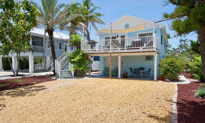 Mid Island House | Lazy Daze B 🏡 Duplex Lower Level | Pet Friendly | Steps to Sand 🌴