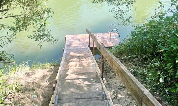 Guerneville Cabin | LazyRiverLodge:Dock&Decks!FUN Family Classic Cabin on River!GmRm/WiFi/HotTub