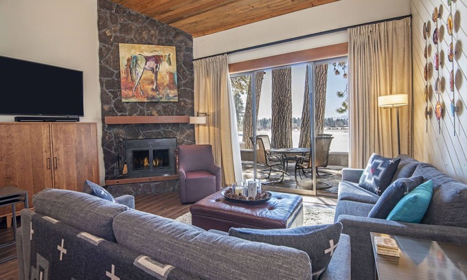 Black Butte Ranch Condo | LC025-26 | Modern split level 2-bed/bath condo w/kitchen and mountain views.