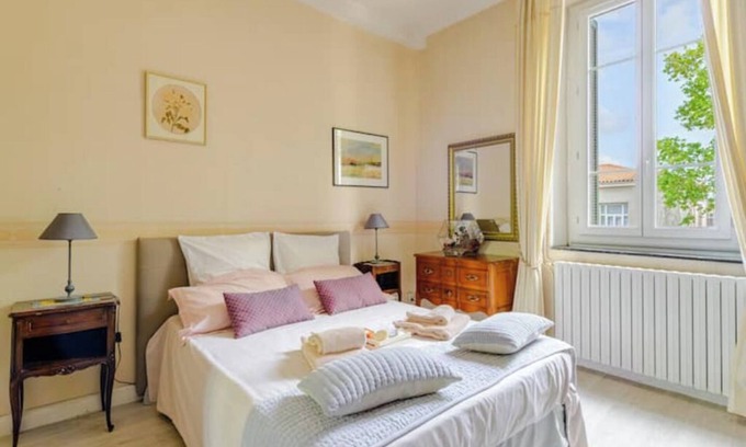 Bastide Saint-Louis Apartment | Le 117 Large one-bedroom apartment in mansion near Bastide