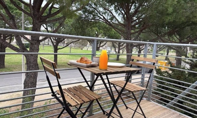 Port-Saint-Louis-du-Rhone Apartment | Le Balcon du ponant- T3 with terrace/view of park