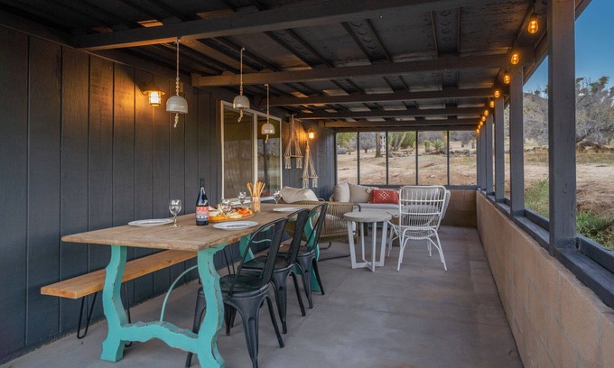 Yucca Valley House | Le bungalow du désert: Amazing View, Spa, Cowboy Pool, Hike outside the backdoor