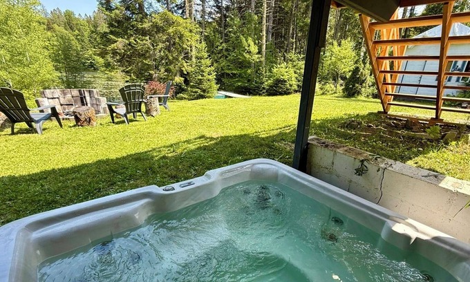 St-Adolphe-d'Howard Ski Chalet | Le Chalet Blanc, lakefront with jacuzzi