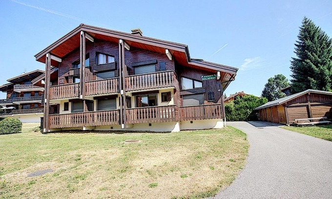 Les Carroz-d'Araches Apartment | Le chalet des neiges 2 est au calme situé à 5 mn à pied du centre il est composé d'1 chambre avec lit double plus canapé convertible parking privé sur place et arrêt navette gratuite à 30 m