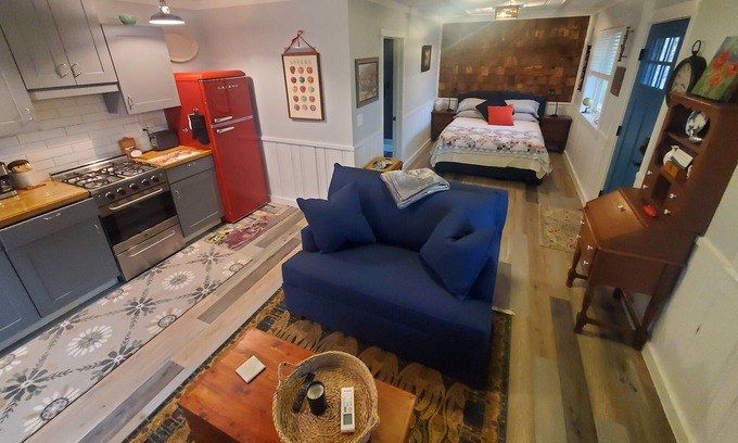 Waynesville Ski Chalet | Le Chalet: SFH Quiet cottage: mountain views in town, hi speed wi-fi, private