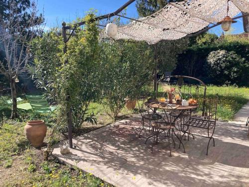 Pernes-les-Fontaines Apartment | Le charme de Landra