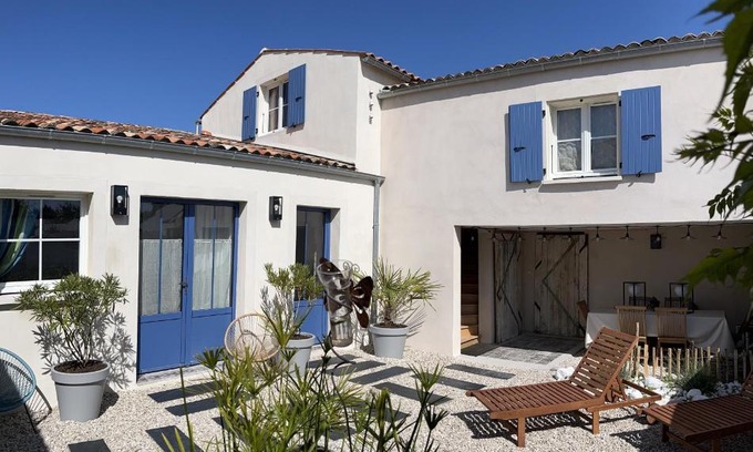 Saint Rogatien House | LE CLOS DE FLO 17