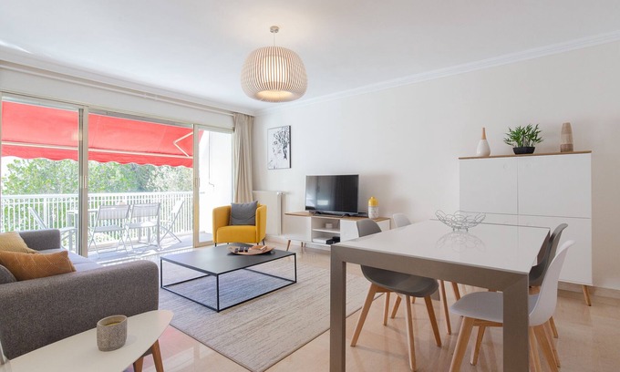 Riou - Petit Juas - Av de Grasse Apartment | Le Corail spacieux avec beau et ample balcon