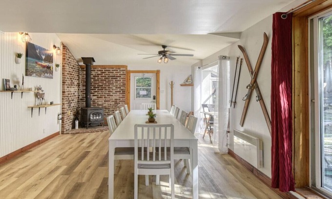 Saint-Faustin-Lac-Carre House | Le Gîte du Village – Charming Chalet with Hot Tub & Pool Table