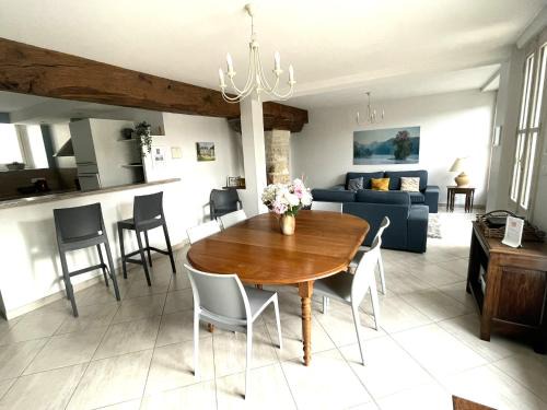 Amboise Apartment | Le Grenier à Sel d'Amboise 5 pers PMR, parking privé, terrasse, maison historique