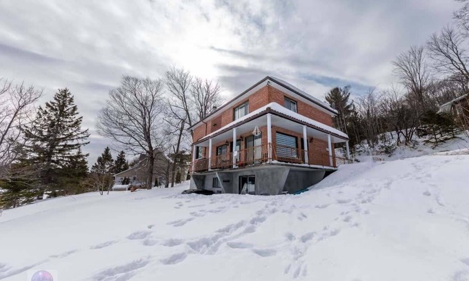 Chertsey Ski Chalet | Le Harfang | spa | waterfront | dogfriendly