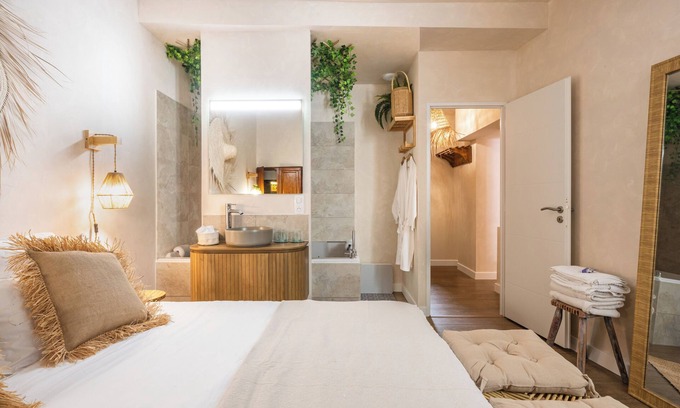 Carpentras Apartment | Le Jardin Secret - Bali Suite with whirlpool, very large TV, air conditioning and wifi