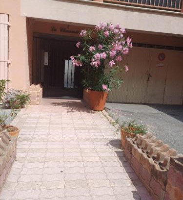 Riou - Petit Juas - Av de Grasse Apartment | le laurier rose