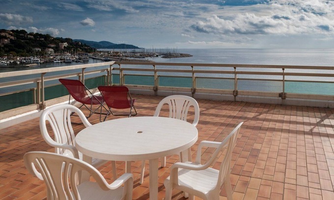 Le Lavandou Apartment | Le Lavandou, Cabin studio to rent for 4 people, breathtaking seaview, direct access to the beach