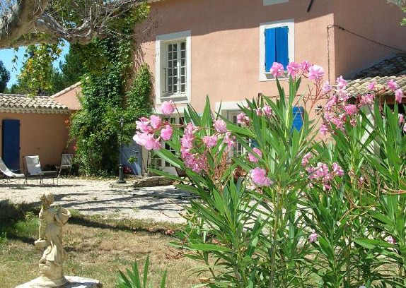 Pont Royal Bed & Breakfast | Le Mas De La Cigale Bleue, Caumont Sur Durance