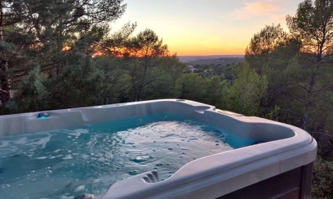 Bouc-Bel-Air Apartment | Le Moulin Rouge Provençal : charming old windmill with hot tub close to Aix