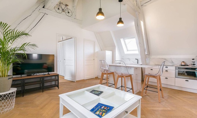 Old Town Apartment | Le Notre Dame- Dans un magnifique hôtel particulier avec parking -SR Loc
