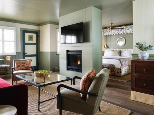 Golden Rectangle Hotel | Le Petit Pali at 8th Ave