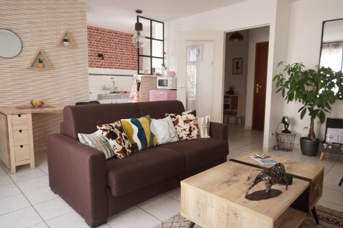 Saint-Serge Apartment | Le Pompidou T2 pour 2 à 4 pers avec parking privé & balcon Place Ney