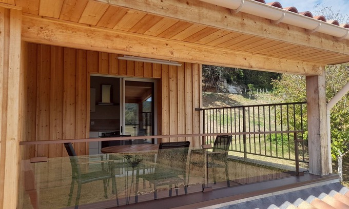 Saint-Leon-sur-Vezere Cottage | Le Séchoir des acacias, 85m2 "Les Chênes Verts" gîte with heated pool.