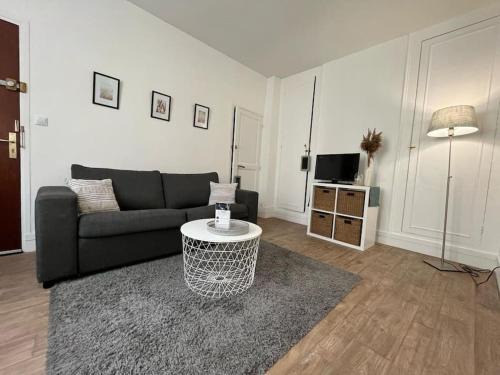 Fontainebleau Apartment | Le Studio Noir et Blanc