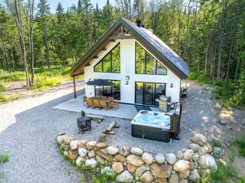 Mauricie Ski Chalet | Le Stuga - Spa Steam room and Lake