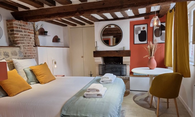 Honfleur Apartment | Le Temps d’une Pause | Cosy with Fireplace | Honfleur Centre