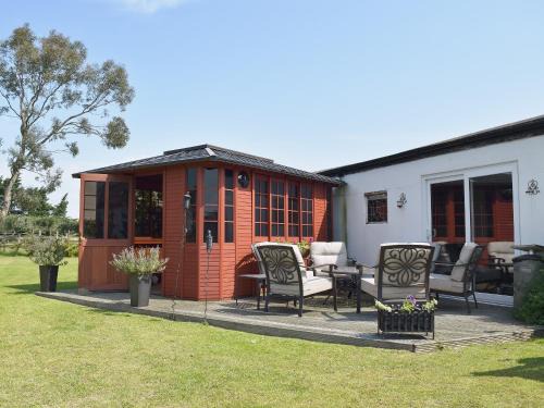 Hopton House | Leanda Lodge