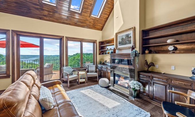 Silver Point House | Leeric Lodge & Retreat on Center Hill Lake -Mtn & lake Views & Heated Pool