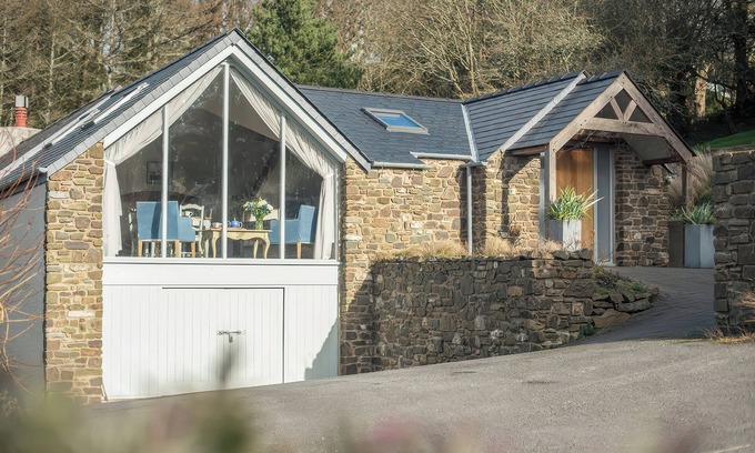 Lawrenny Cottage | LEEWARD COTTAGE, pet friendly, with hot tub in Pembroke Dock