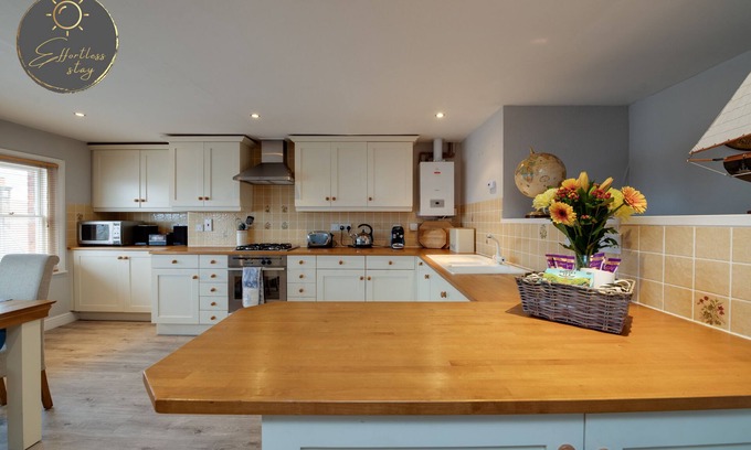 New Forest District Apartment | Leeward House|Luxury|Parking|Stunning Sea View
