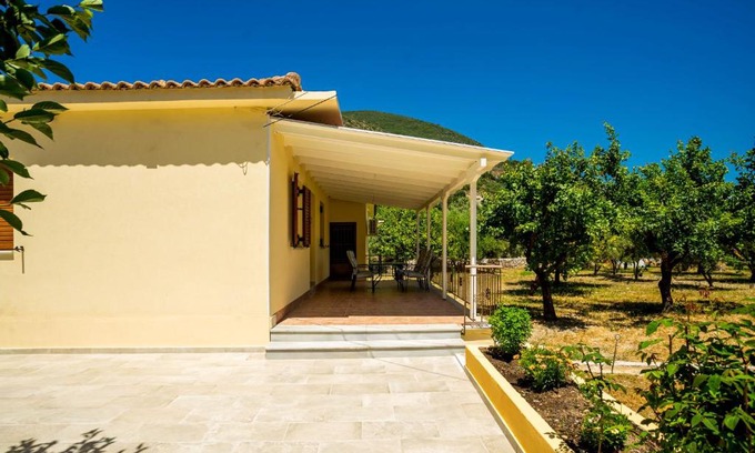 Nidri Apartment | Lefkada Family friendly house with parking ,yard