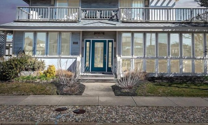 Stone Harbor House | "Leg-A-Sea" was built by an architect for his family and is the first passive solar house on the island and as such is listed as such in Stone Harbor's Book of special places.