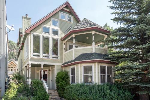 Telluride House | Legacy House by AvantStay Beautiful 4BDR Home in Great Location w Hot Tub