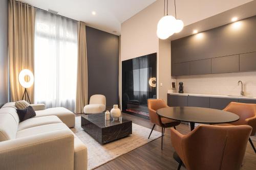 Macon Apartment | Legend Majestic - Parking Privé GRATUIT- Climatisation - Gare - Centre Ville - FIBRE