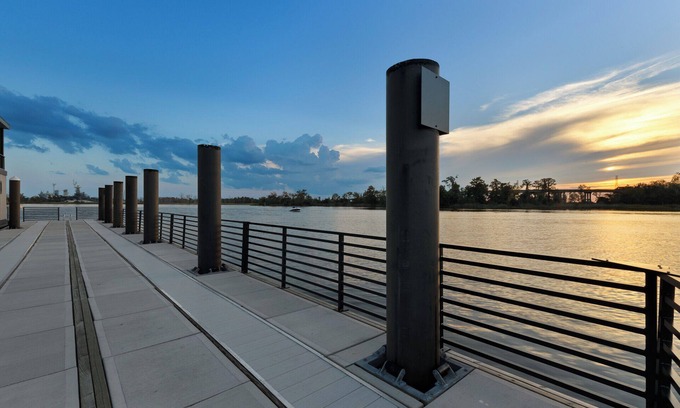 River District Boat Rental | Leisure at The Cove - 2-bedroom houseboat in Wilmington
