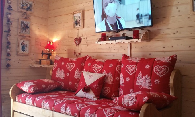 Les Brevieres Apartment | Les Colchiques T4 300m from lifts with fireplace, wifi, 1 parking space.