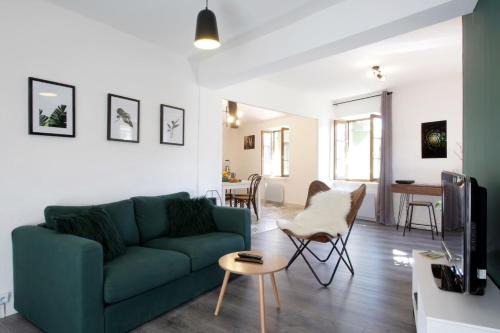 Carcassonne Apartment | Les Gîtes de Laure - L'Or Vert, Appartement avec Vue sur le Château, Parking Privé, Climatisation, Netflix, à 160 m de la Cité Médiévale